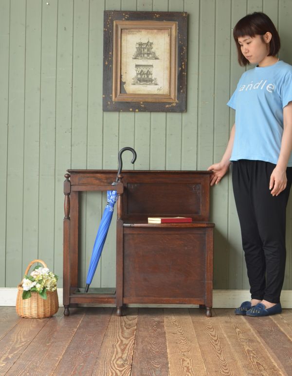 ロイドルームボックス アンティーク家具 英国らしい紳士のアンティークホールスタンド、ベンチ付のステッキスタンド(傘立て)。ちょっと腰掛けられるところがあると、お子様に靴を履かせるとき、ストラップのある靴を履くときなど、大助かりです。(j-1456-f)