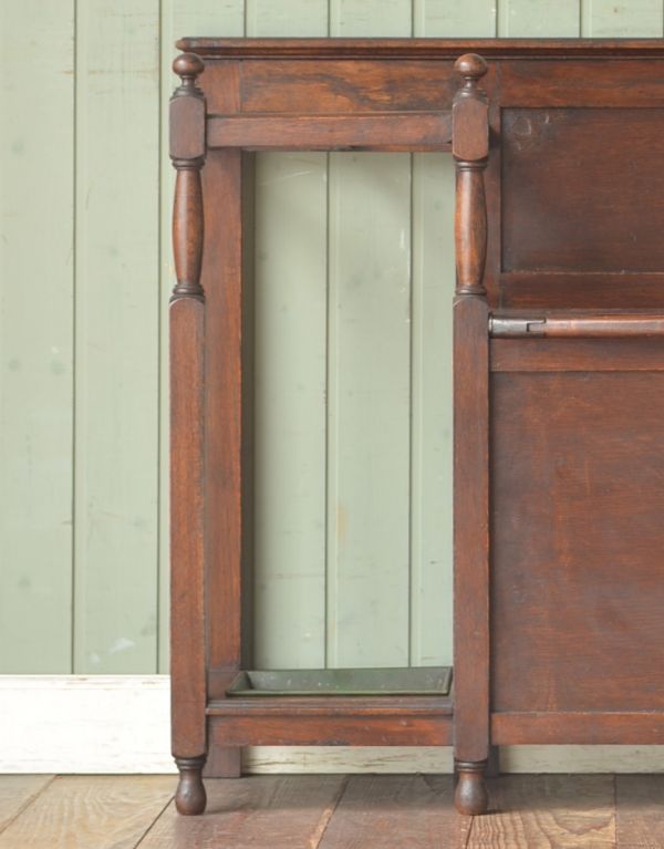 ロイドルームボックス アンティーク家具 英国らしい紳士のアンティークホールスタンド、ベンチ付のステッキスタンド(傘立て)。こちらは傘立て。(j-1456-f)