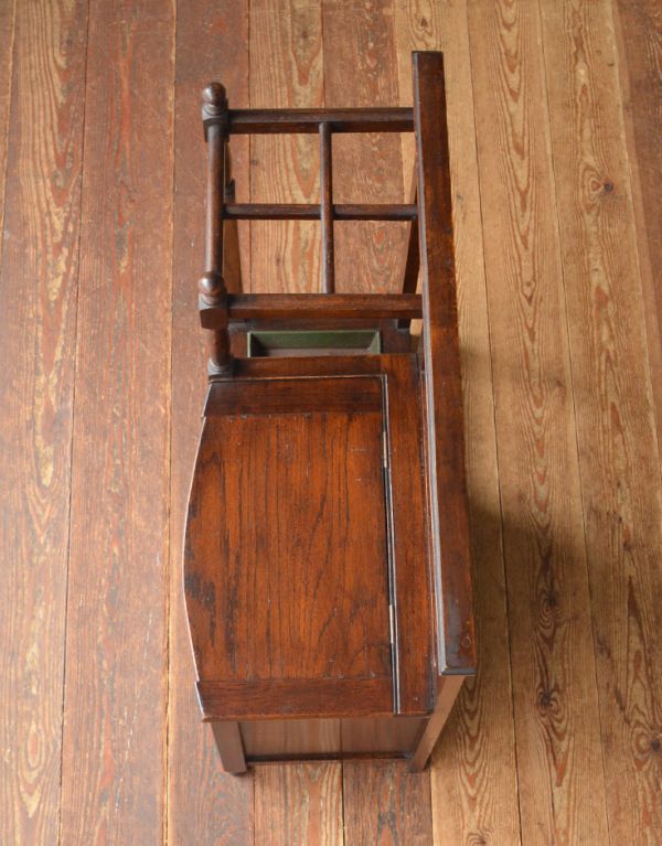 ロイドルームボックス アンティーク家具 英国らしい紳士のアンティークホールスタンド、ベンチ付のステッキスタンド(傘立て)。高級なオーク材の風合いがいい感じ! 【 天板 】幅46×奥行31.5×高さ48.5cm【 ステッキ立て 】幅11.5×奥行12×高さ59cm(×4)。(j-1456-f)