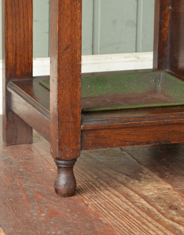 ロイドルームボックス アンティーク家具 英国らしい紳士のアンティークホールスタンド、ベンチ付のステッキスタンド(傘立て)。丸みを帯びた脚先もステキ!※フェルトキーパーをお付けしてお届けしています。(j-1456-f)