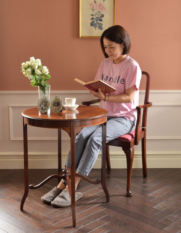 ロイドテーブル アンティーク家具 アンティークの英国家具、丸いオケージョナルテーブル 。そっと壁に付けて置くだけで、オシャレな雰囲気に。(j-1458-f)