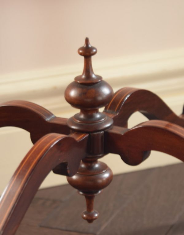 ロイドテーブル アンティーク家具 アンティークの英国家具、丸いオケージョナルテーブル 。脚の支えの中央には、美しい飾りが。(j-1458-f)