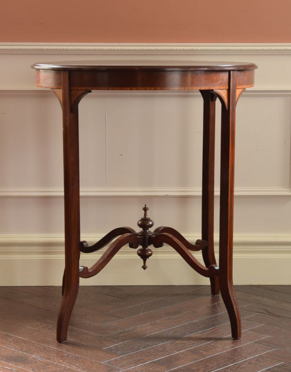 ロイドテーブル アンティーク家具 アンティークの英国家具、丸いオケージョナルテーブル 。場所を取らないので使いやすいです。(j-1458-f)