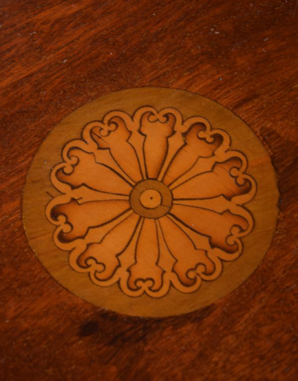 ロイドテーブル アンティーク家具 アンティークの英国家具、丸いオケージョナルテーブル 。天板の中央にお花のような装飾が入っています。(j-1458-f)