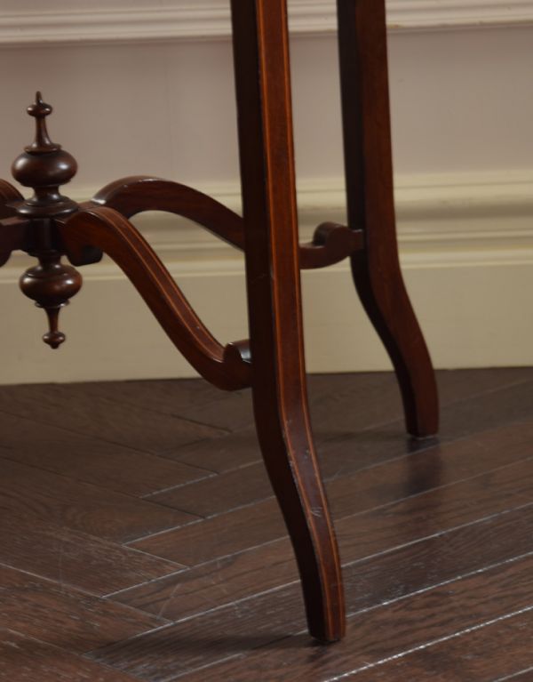 ロイドテーブル アンティーク家具 アンティークの英国家具、丸いオケージョナルテーブル 。細い脚先が繊細でステキ。(j-1458-f)