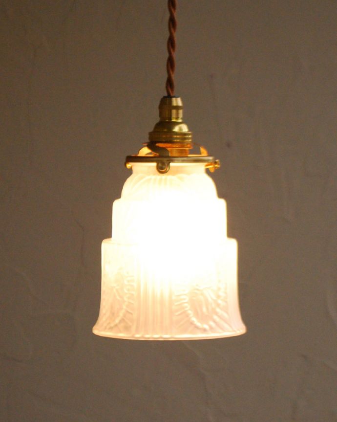 ペンダントライト　照明・ライティング　フランス輸入のアンティークシェードペンダントライト（コード・シャンデリア球・ギャラリーA付き）。あたたかい光がお部屋を包み込みます。(j-146-z)
