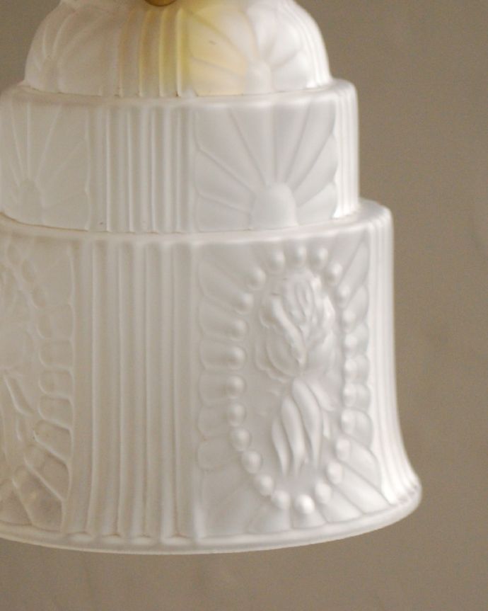 ペンダントライト　照明・ライティング　フランス輸入のアンティークシェードペンダントライト（コード・シャンデリア球・ギャラリーA付き）。シェードは、手作りのため多少、誤差があったり、気泡やキズ、汚れが入っている場合もあります。(j-146-z)