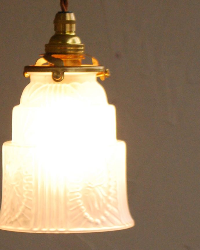 ペンダントライト　照明・ライティング　フランス輸入のアンティークシェードペンダントライト（コード・シャンデリア球・ギャラリーA付き）。シェードから漏れる光に癒されます。(j-146-z)