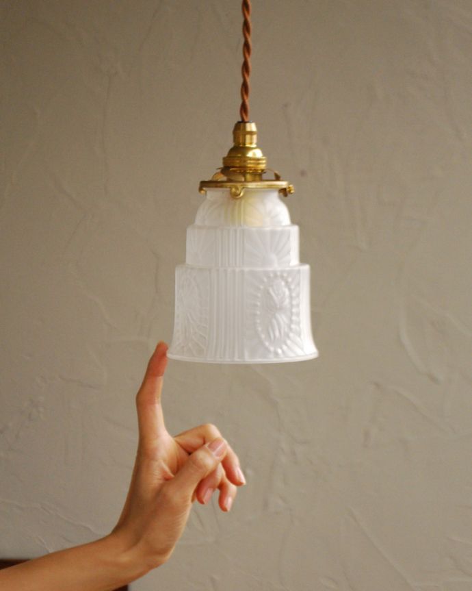 ペンダントライト　照明・ライティング　フランス輸入のアンティークシェードペンダントライト（コード・シャンデリア球・ギャラリーA付き）。キッチンカウンターやダイニングテーブル、トイレや玄関などの狭い空間にもオススメです。(j-146-z)