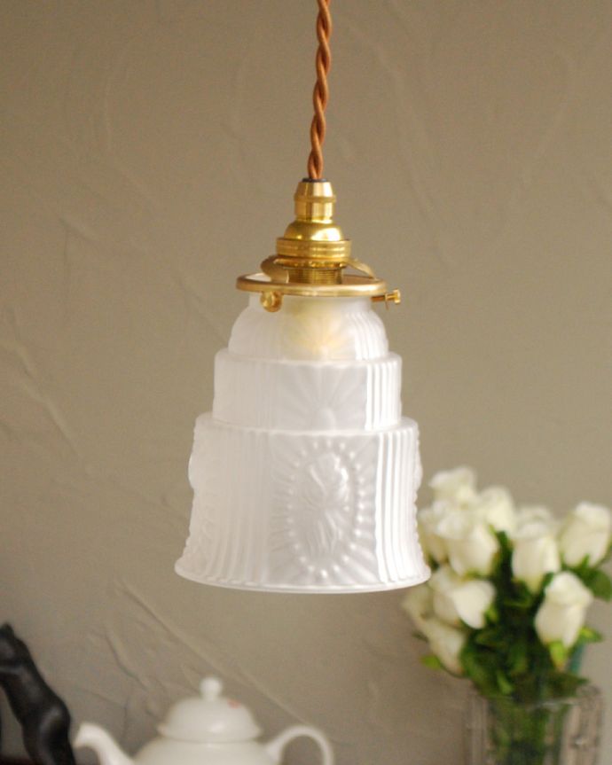 ペンダントライト　照明・ライティング　フランス輸入のアンティークシェードペンダントライト（コード・シャンデリア球・ギャラリーA付き）。【 シェードのサイズ 】直径11×高さ12.5cmコードは50、80cm以外にも、ご希望の長さで加工してお届けします。(j-146-z)