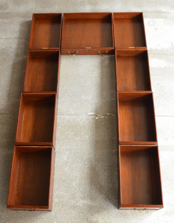 ロイドテーブル　アンティーク家具　英国スタイルの家具、大人のアンティークのデスク（書机）。引き出しは全部で9杯。(j-1460-f)