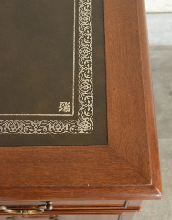 ロイドテーブル　アンティーク家具　英国スタイルの家具、大人のアンティークのデスク（書机）。天板には革が張ってあります。(j-1460-f)