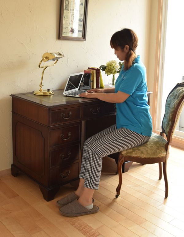 ロイドテーブル　アンティーク家具　書斎で楽しむ英国アンティークのデスク、大人の勉強机。デスクに座る時間を持つことで気持ちの切り替えができます。(j-1461-f)