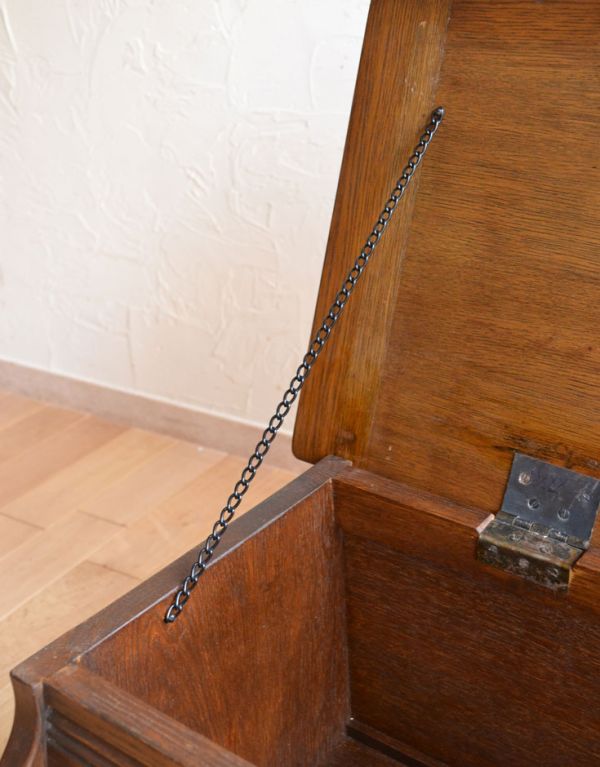 ロイドルームボックス　アンティーク家具　アンティークの英国家具、オーク材のコファー（ベンチ）。フタには金具が付いているので、安全です。(j-1462-f)