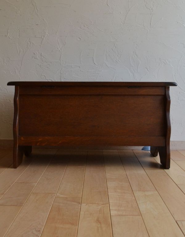 ロイドルームボックス　アンティーク家具　アンティークの英国家具、オーク材のコファー（ベンチ）。裏側もきちんとメンテナンスしているので、キレイな状態です。(j-1462-f)