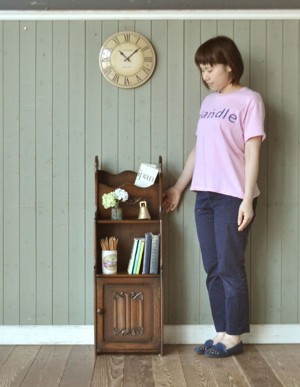 マガジンラック　アンティーク家具　英国スタイルのアンティーク家具、棚が付いたマガジンラック。このマガジンラックなら、新聞さえ特別な気分で収納できますね。(j-1463-f)