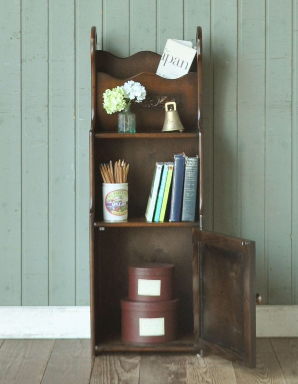 マガジンラック　アンティーク家具　英国スタイルのアンティーク家具、棚が付いたマガジンラック。ベッドやソファの横など、どこにでもちょこんと置けるコンパクトサイズで便利です。(j-1463-f)