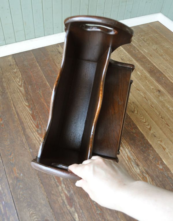 マガジンラック　アンティーク家具　英国スタイルのアンティーク家具、棚が付いたマガジンラック。中までしっかりとお手入れしています。(j-1463-f)