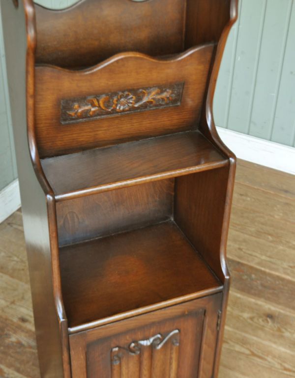 マガジンラック　アンティーク家具　英国スタイルのアンティーク家具、棚が付いたマガジンラック。下にオープン棚も付いているので、本を入れたり、ディスプレイをして楽しめます。(j-1463-f)