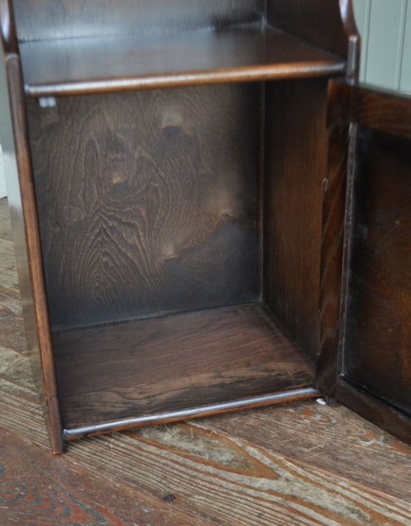 マガジンラック　アンティーク家具　英国スタイルのアンティーク家具、棚が付いたマガジンラック。内側もキレイな状態です。(j-1463-f)