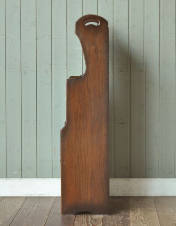 マガジンラック　アンティーク家具　英国スタイルのアンティーク家具、棚が付いたマガジンラック。横からみてもスッキリしています。(j-1463-f)