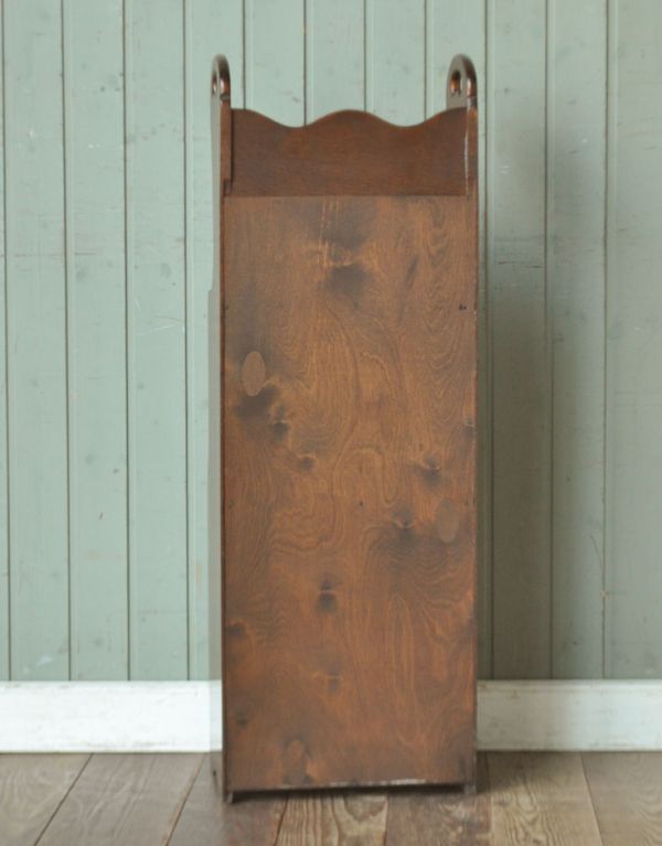 マガジンラック　アンティーク家具　英国スタイルのアンティーク家具、棚が付いたマガジンラック。専門の職人によってお直ししていますが、アンティークは新品ではありません。(j-1463-f)