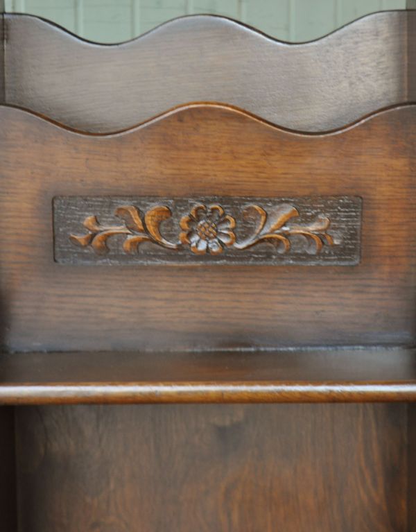 マガジンラック　アンティーク家具　英国スタイルのアンティーク家具、棚が付いたマガジンラック。中央に可愛いお花の彫があります。(j-1463-f)