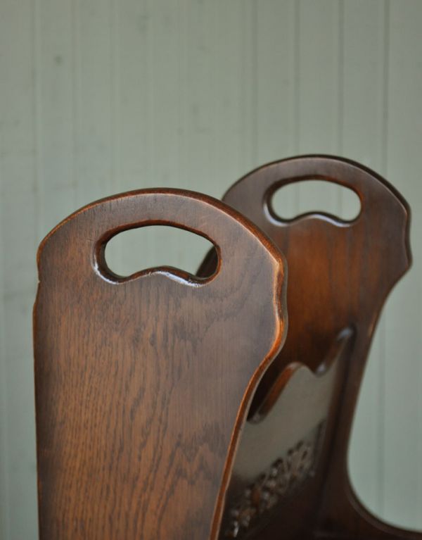 マガジンラック　アンティーク家具　英国スタイルのアンティーク家具、棚が付いたマガジンラック。両サイドに持ち手が付いています。(j-1463-f)