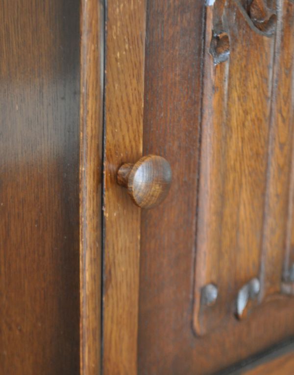 マガジンラック　アンティーク家具　英国スタイルのアンティーク家具、棚が付いたマガジンラック。扉の取っ手は木製です。(j-1463-f)