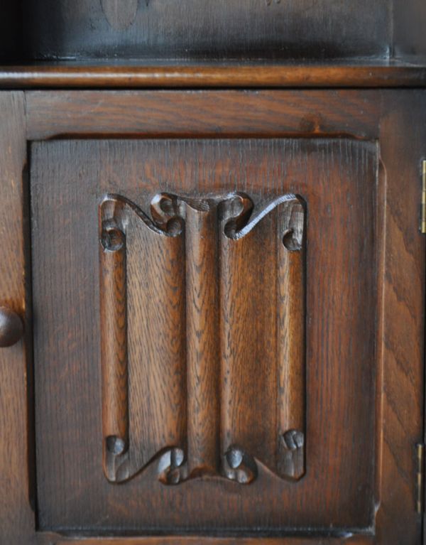 マガジンラック　アンティーク家具　英国スタイルのアンティーク家具、棚が付いたマガジンラック。立体的な彫があります。(j-1463-f)