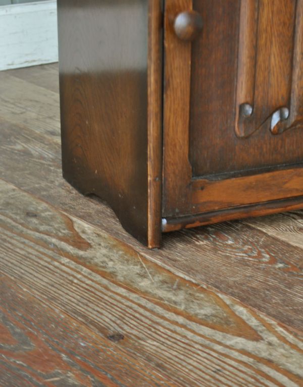 マガジンラック　アンティーク家具　英国スタイルのアンティーク家具、棚が付いたマガジンラック。しっかりメンテナンスしてありますので、安定感があります。(j-1463-f)