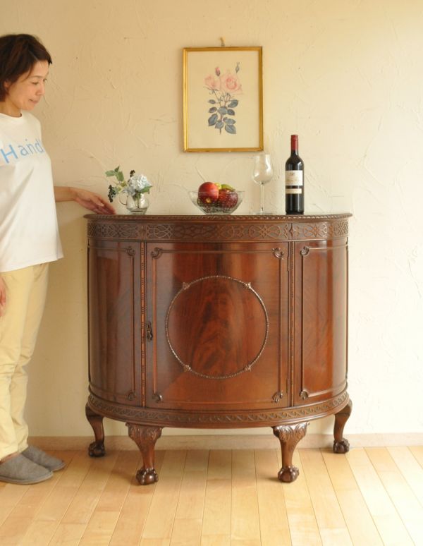 アンティークのキャビネット アンティーク家具 イギリスのアンティーク家具、ハーフムーンのコンソールキャビネット。美しい装飾と木目から高級感が溢れるキャビネット。(j-1464-f)