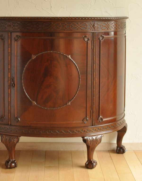 アンティークのキャビネット アンティーク家具 イギリスのアンティーク家具、ハーフムーンのコンソールキャビネット。マホガニーの美しい木目が迫力満点!客間やリビングなどキチンとした雰囲気を作りたいコーナーにも最適です。(j-1464-f)