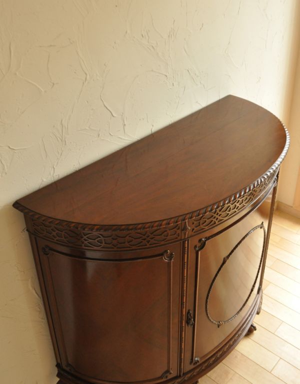 アンティークのキャビネット アンティーク家具 イギリスのアンティーク家具、ハーフムーンのコンソールキャビネット。天板もピカピカにお直ししました。(j-1464-f)
