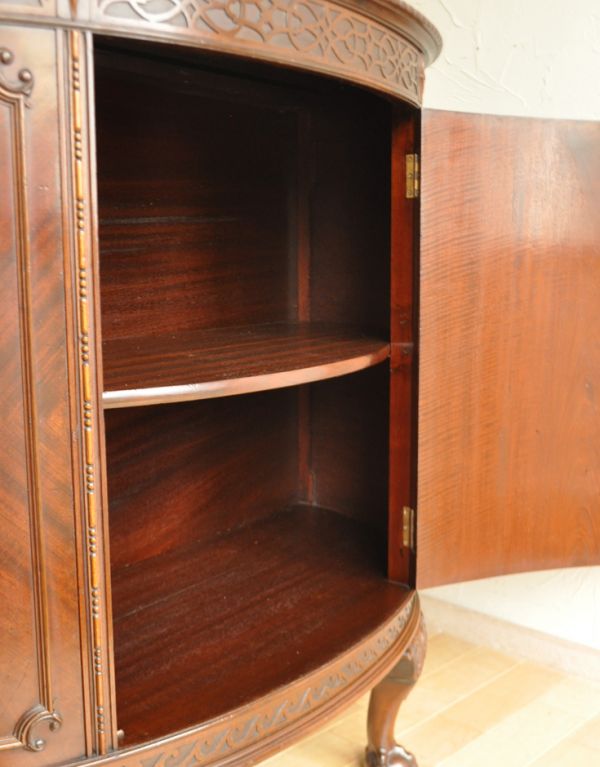 アンティークのキャビネット アンティーク家具 イギリスのアンティーク家具、ハーフムーンのコンソールキャビネット。棚板があるので整理しやすいです。(j-1464-f)