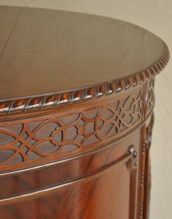 アンティークのキャビネット アンティーク家具 イギリスのアンティーク家具、ハーフムーンのコンソールキャビネット。隅々まで繊細な彫があります。(j-1464-f)