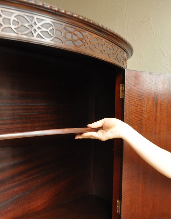 アンティークのキャビネット アンティーク家具 イギリスのアンティーク家具、ハーフムーンのコンソールキャビネット。棚板は可動です。(j-1464-f)