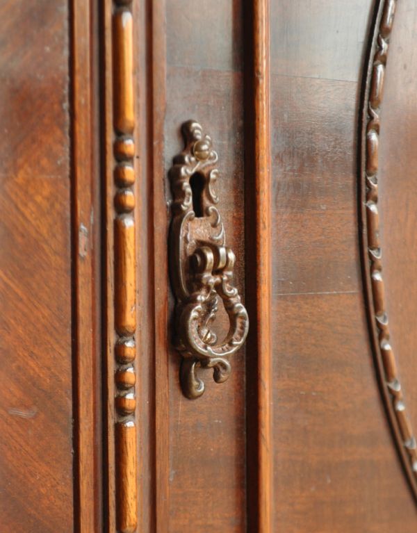 アンティークのキャビネット アンティーク家具 イギリスのアンティーク家具、ハーフムーンのコンソールキャビネット。アンティークならではの重厚感のある取っ手です。(j-1464-f)