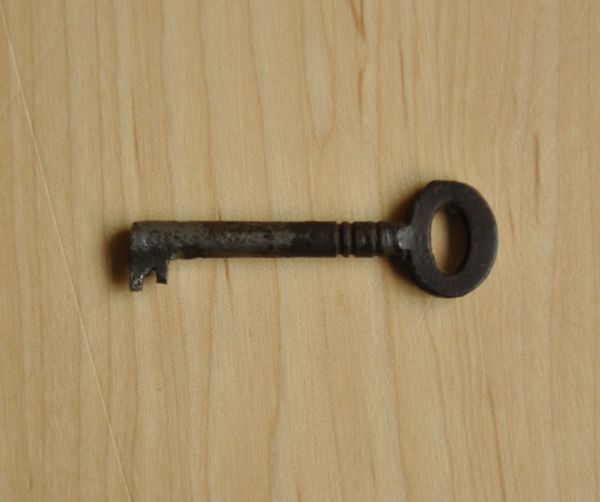 アンティークのキャビネット アンティーク家具 イギリスのアンティーク家具、ハーフムーンのコンソールキャビネット。アンティークの鍵をいっしょにお届けします。(j-1464-f)