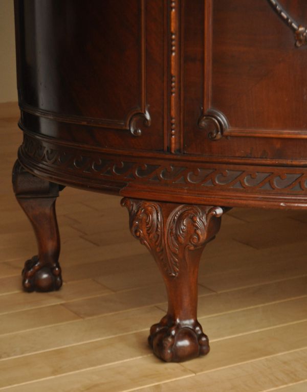 アンティークのキャビネット アンティーク家具 イギリスのアンティーク家具、ハーフムーンのコンソールキャビネット。彫が入った美しい脚がキャビネットをしっかり支えてくれます。(j-1464-f)