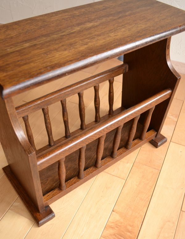 マガジンラック　アンティーク家具　シンプルなテーブル付きの小さなアンティーク、マガジンラック。中までしっかりとお手入れしています。(j-1466-f)