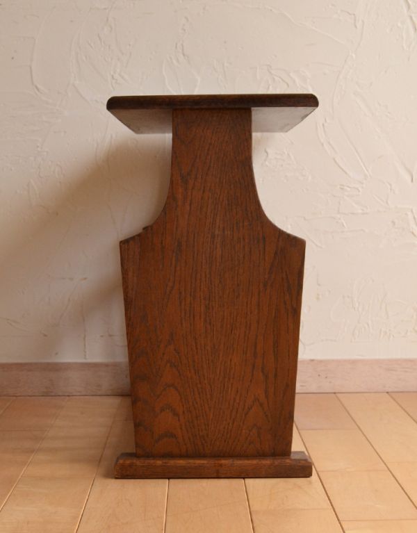 マガジンラック　アンティーク家具　シンプルなテーブル付きの小さなアンティーク、マガジンラック。横からみてもお洒落なデザインです。(j-1466-f)