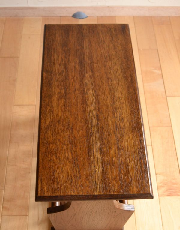 マガジンラック　アンティーク家具　シンプルなテーブル付きの小さなアンティーク、マガジンラック。天板があります。(j-1466-f)