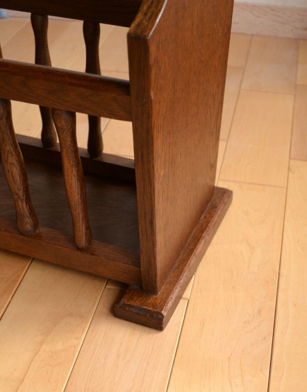 マガジンラック　アンティーク家具　シンプルなテーブル付きの小さなアンティーク、マガジンラック。しっかりメンテナンスしてありますのでご安心ください。(j-1466-f)