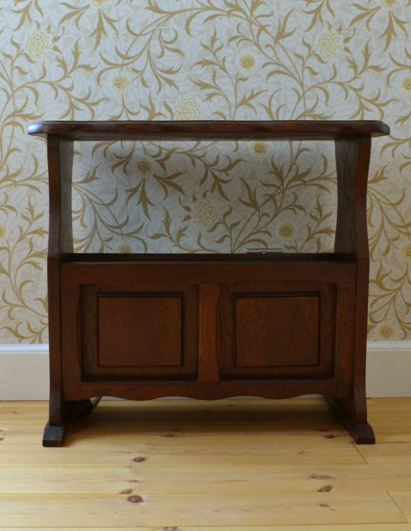 マガジンラック アンティーク家具 天板のカッティングが美しいイギリスアンティーク家具、棚付きの便利なマガジンラック。ベッドやソファの横など、どこにでもちょこんと置けるコンパクトサイズで便利です。(j-1467-f)