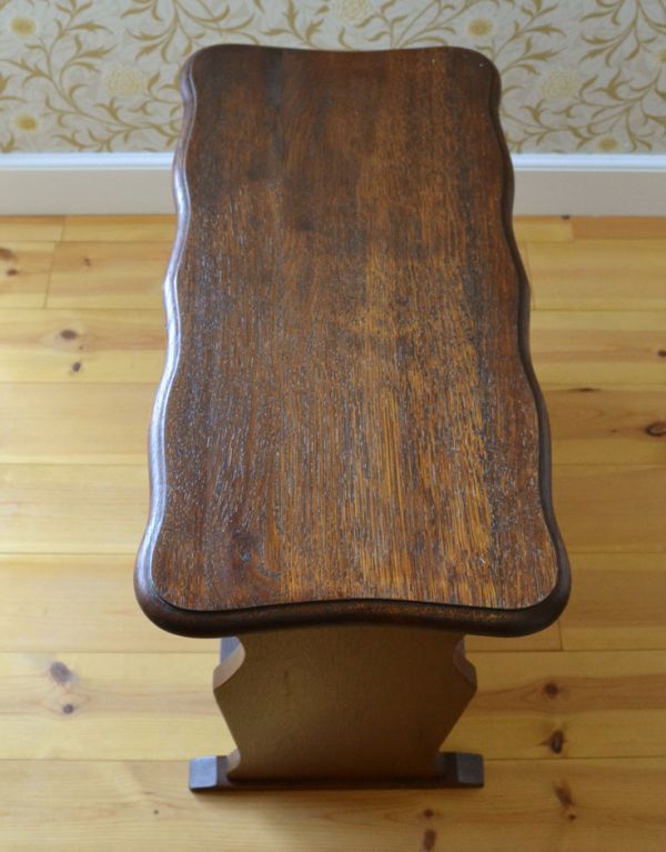 マガジンラック アンティーク家具 天板のカッティングが美しいイギリスアンティーク家具、棚付きの便利なマガジンラック。天板があります。(j-1467-f)