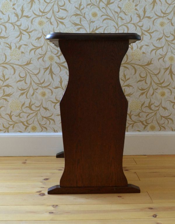 マガジンラック アンティーク家具 天板のカッティングが美しいイギリスアンティーク家具、棚付きの便利なマガジンラック。横からみてもお洒落なデザインです。(j-1467-f)