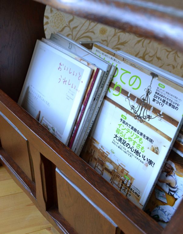 マガジンラック アンティーク家具 天板のカッティングが美しいイギリスアンティーク家具、棚付きの便利なマガジンラック。中までしっかりとお手入れしています。(j-1467-f)