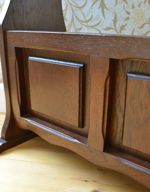 マガジンラック アンティーク家具 天板のカッティングが美しいイギリスアンティーク家具、棚付きの便利なマガジンラック。デザインもオシャレ!和洋問わず、使いやすいのが魅力です。(j-1467-f)