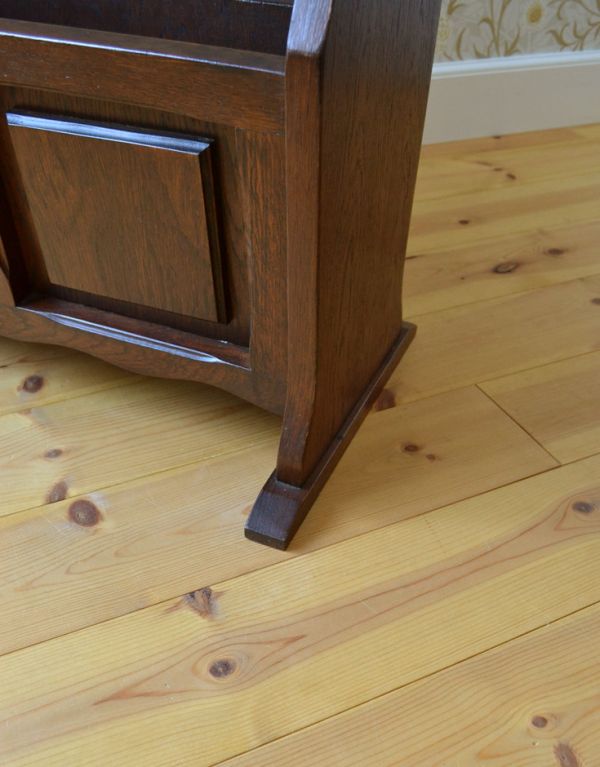 マガジンラック アンティーク家具 天板のカッティングが美しいイギリスアンティーク家具、棚付きの便利なマガジンラック。しっかりメンテナンスしてありますのでご安心ください。(j-1467-f)